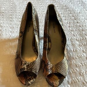 Bandolino snake skin print peep toed heels size 9.5!